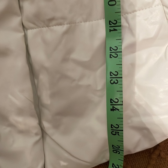 Large cream colored jacket. It’s a good looking jacket. Puffer. No tears. - Picture 12 of 13